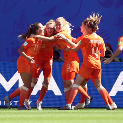 Hollands spelare firar mål.