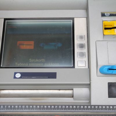Kuva pankkiautomaatista, jossa on skimmauslaite.