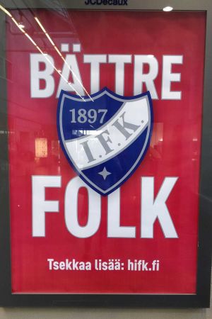 Så här ser affischerna ut runtom i Helsingfors. En affisch med texten Bättre folk och ishockeylaget IFK från Helsingfors blåvita logo med texten IFK och årtalet 1897.