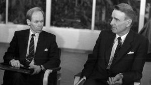 Jaakko Kalela (t.v.) var president Mauno Koivistos kanslichef och rådgivare. Här under ett statsbesök i Sovjetunionen 1987. President Mauno Koivisto (t.h.) och kanslichef Jaakko Kalela (t.v.)