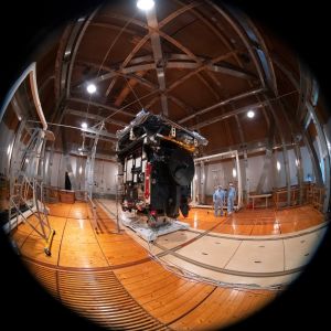 Solar Orbiter testattavana Saksassa. Tässä luotaimelle tehdään sähkömagneettisia mittauksia, minkä vuoksi se on puusta tehdyssä testitilassa. Solar Orbiter testattavana