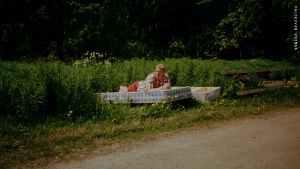 Taivasalla. Ruutupaitainen poika palaa nuoruuteen. Franz toteuttaa vaimonsa kanssa menneisyysmatkan, jonka olisi halunnut tehdä Kimin kanssa.