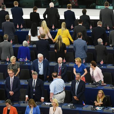 Brexitiä kannattavat brittimepit käänsivät selkänsä EU-hymnille.
