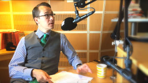 Carl Haglund funderar på om tiden räcker till för att dansa lite Macarena i studion Carl Haglund funderar på om tiden räcker till för att dansa lite Macarena i studion