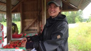 Marketa Kracmarova är en av plockarna på Åbergs gård. Plockare Marketa Kracmarova med jordgubbar.