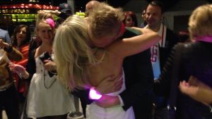 Efter framgången i semifinalen väntade familj och vänner utanför arenan i Malmö. Den första att armbåga sig fram var förstås den blivande fästmannen Janne Grönroos.