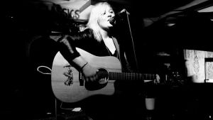 Ida Engman - eller Ida Antonia som hon kallar sig - hoppas att förståelsen för Hidradenitis Suppurativa ska öka. Ida Engman, finlandssvensk singer-songwriter