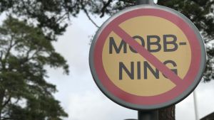 Nu syns de nya skyltarna på skolgården. Foto: Linn Ekebom Ålands radio och tv En skylt som förbjuder mobbning. Ser ut som en förbudsskylt i trafiken.