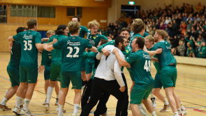 Fjellhammer har fått fira i hemmahallen i höst. Miro Koljonens lag Fjellhammer IL firar en seger i norska division 1 i handboll.