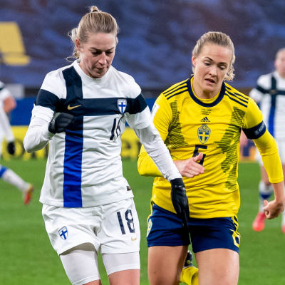 Linda Sällström i VM-kval mot Sverige, jagas av Magdalena Eriksson.
