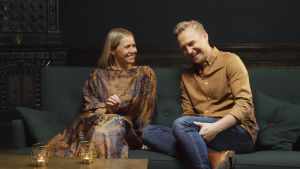 Sonja och Janne är nytt programledarpar i Efter Nio. Foto: David Jakob. Janne Grönroos och Sonja Kailassaari i Efter Nio.