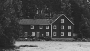 Suuri talo järven rannalla.
