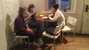Kulturcentret Kaņepes chef Liene Jurgelāne (i mitten). Lettiska kulturcentret Kanepes chef Liene Jurgelāne (i mitten).