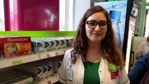 Farmaceut Hanna Rajamäki säger att finländarna ofta använder värkmedicin i fel syfte. Farmaceut Hanna Rajamäki i apoteket i Tölö.