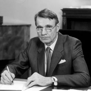 Presidentti Mauno Koivisto istuu