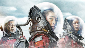 De tre huvudrollsinnehavarna Man-Tat Ng, Chuxiao Qu och Jin Mai Hao. Närbild på de tre huvudpersonerna i The Wandering Earth där de står i en snöstorm iklädda rymddräkter.