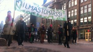 Klimatmarscher har hållits runtom i världen under de senaste åren. Klimatmarsch i Helsingfors 2015