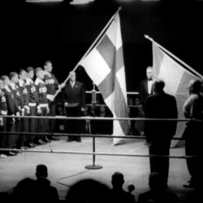 Suomen ja Itävallan liput kehässä nyrkkeilymaaottelussa 1951.
