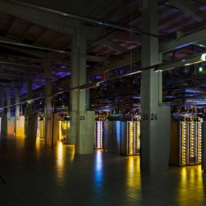 En mörklagd lokal lyses upp i olika färger av komponenterna i datacentret i Fredrikshamn.