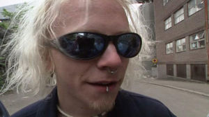 Apulanta-yhtyeen Toni Wirtanen lähikuvassa. Hänellä on lävistys huulessa ja nenässä ja valkoiset hiukset.