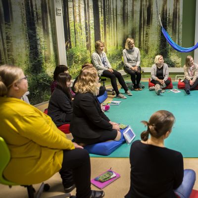 Onnellisuuskoulutusta opettajille Myllymäen koulussa.