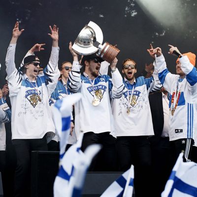 Leijonat lavalla.