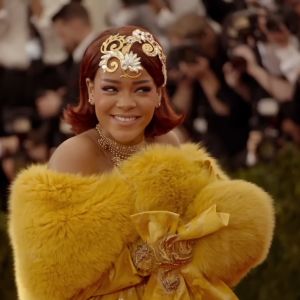 Rihanna poseeraa Met Galan punaisella matolla toukokuussa 2015 keltaisessa luomuksessa. Kuva dokumenttielokuvasta Toukokuun ensimmäinen maanantai.