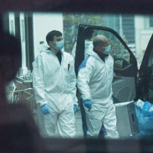 Österrikiska brottsplatsutredare undersökte platsen för terrordådet på tisdagen. Två poliser i skyddsutrustning undersöker platsen för terrordådet i centrala Wien.