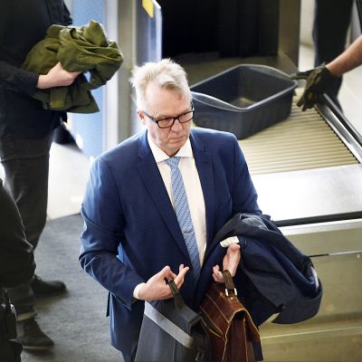 Tullin pääjohtaja Antti Hartikainen saapui Helsingin käräjäoikeuteen 19. huhtikuuta