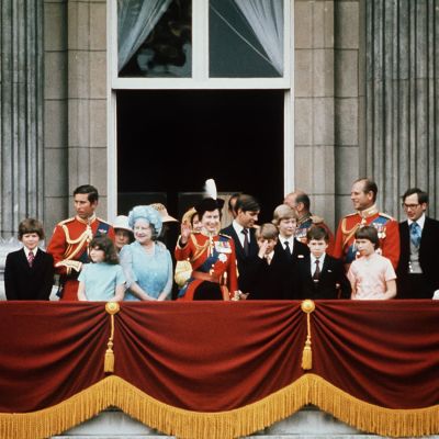 Kungafamiljen utanför Buckingham Palace 1975.