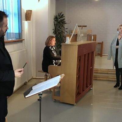 Rigoletto oopperan harjoitukset Joensuun oopperaseuran esitystä varten. Ohjaajana Markku Pölönen.