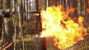 Jos karkaiset öljyllä, varaa sammutuspeite käden ulottuville. Miekan karkaisu öljyssä ja öljypalo