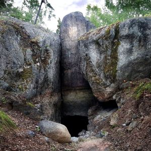 Ingången till Lemminkäinens grotta i Gumbostrand, Sibbo.