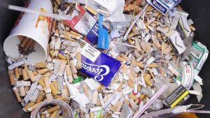 Utöver cigarettfimpar berättar Pekkarinen att det mest vanliga hon stöter på är tomma cigarettpaket, sugrör och skräp från snabbmatsrestauranger. burk men skräp