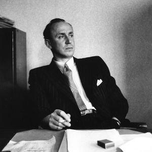 Paavolainen työpöytänsä ääressä Yleisradiossa 1949