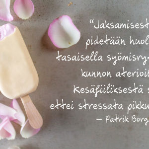 Grafiikkakuva: Betonialustalla jäätelöpuikko ja ruusun terälehtiä. Kuvassa teksti: "Jaksamisesta pidetään huolta tasaisella syömisrytmillä ja kunnon aterioilla. Kesäfiiliksestä sillä, ettei stressata pikkuasioista." - Patrik Borg
