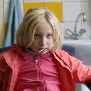 9-vuotias Benni (Helena Zengel) katsoo uhmakkaasti tikkukaramelli suussaan elokuvassa Systeeminmurskaaja (Systemsprenger).