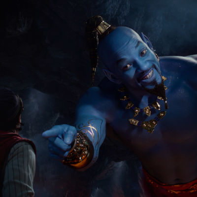 Anden i lampan (Will Smith) tittar finurligt på Aladdin.
