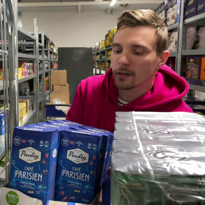 Antti Uusitalo nostelee tavaroita hyllyille Foodoran Oulun marketissa.