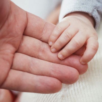 En vuxens hand och en barnhand