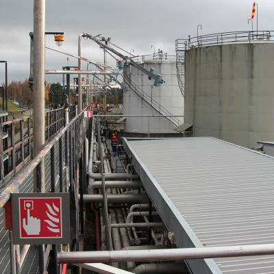 Polttoaineiden siirtoputkia radalta öljysäiliöille.