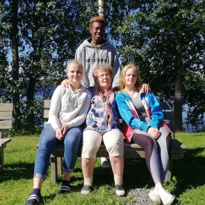 Kuvassa riparimummo, isoset ja riparilainen.