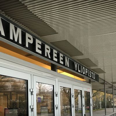 Tampereen yliopiston pääovi