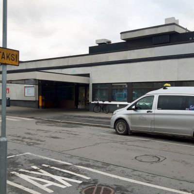Keskussairaalan pääovi Kokkolassa.