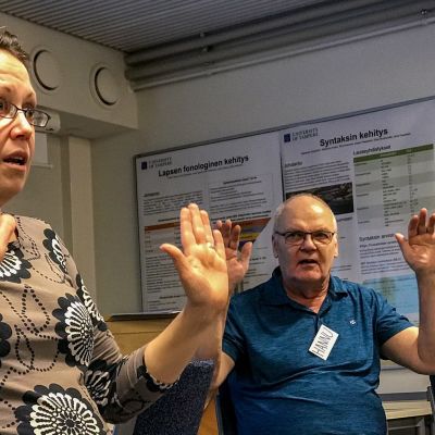 Kuorojohtaja Kaisa Tienvieri ohjaa Parkinsonin tauti -potilaiden lauluryhmää