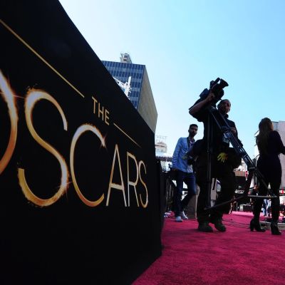 Media valmistautuu Oscar-gaalan alkuun punaisella matolla.