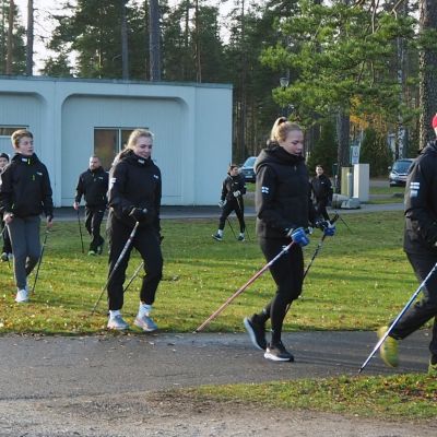 Korona-aika sai suomalaiset jälleen innostumaan sauvakävelystä: ota tästä vinkit hyvään tekniikkaan