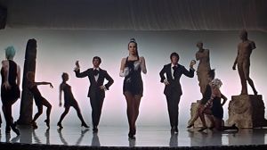 Sweet Charity. Keskellä tanssija Suzanne Charney. Sweet Charity. Kuvakaappaus elokuvan tanssikohtauksesta The Rich Man's Frug.