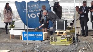 På fredagseftermiddagen murades grundstenen för informationscentret Världsarvsporten. På bilden styrelseordförande Erik Sjöberg i färd med att mura grundstenen. På fredagseftermiddagen murades grundstenen för informationscentret Världsarvsporten. På bilden styrelseordförande Erik Sjöberg i färd med att mura grundstenen.