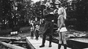 Familjen Tikkanen i Barösund sommaren 1966. Familjen Henrik och Märta Tikkanen i Barösund sommaren 1966.